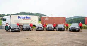Team mit Fahrzeuge der Bayern-Drive Fahrschule