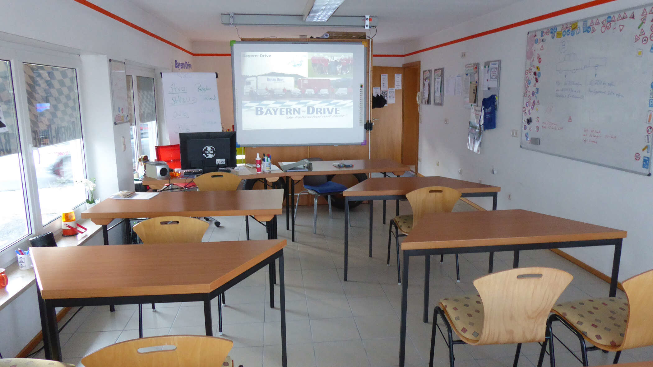 leerer Schulungsraum der Bayern-Drive Fahrschule in Mitterfels
